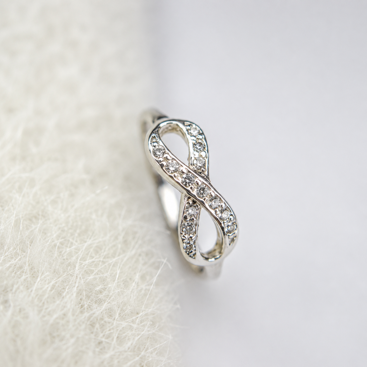 Anillo Infinito con Cristales en Plata 950