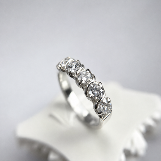 Anillo Eternidad con Cristales  en Plata 950