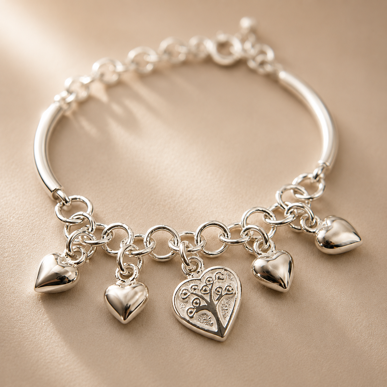 Pulsera  con Corazones y amuleto de plata 950