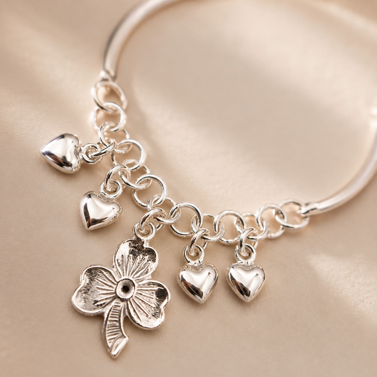 Pulsera  con Corazones y amuleto de plata 950